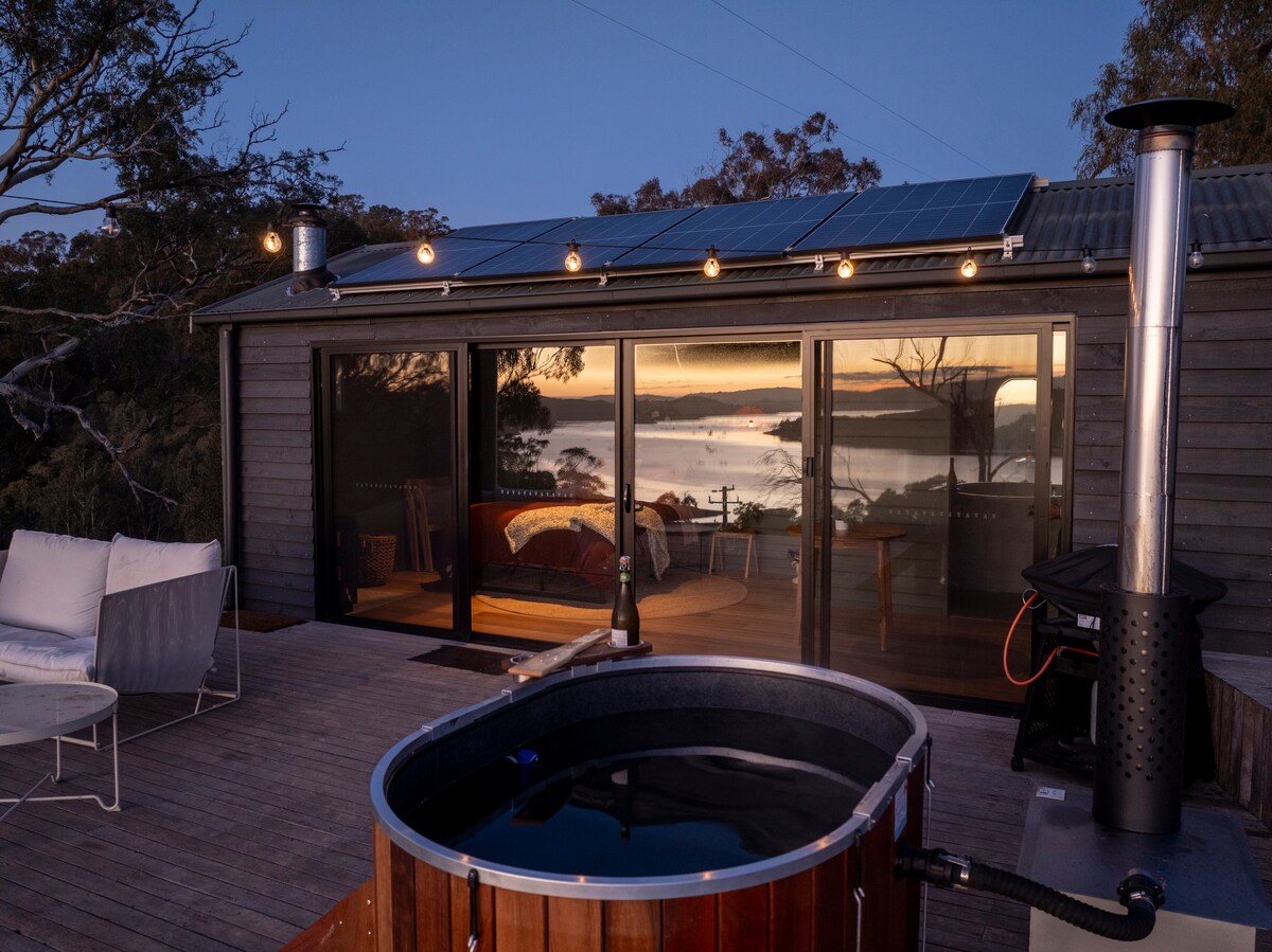 Lake Eildon cabin and hot tub at dusk